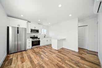 Building Photo - 521 1/2 W 78th St