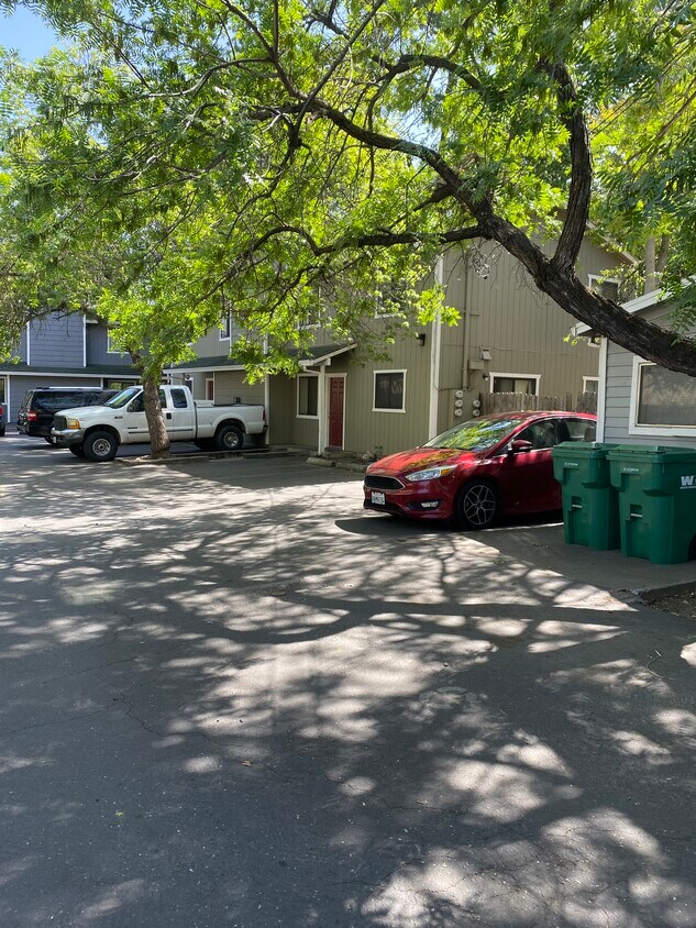 Estacionamiento - 921 W Sacramento Ave