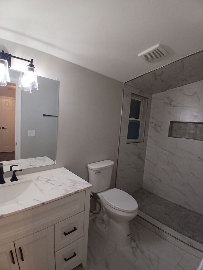 Foto del edificio - Renovated 3 bedroom 2 bath home - Open To ...