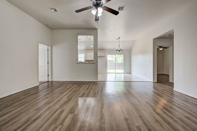 Foto del edificio - 608 Cavecreek St