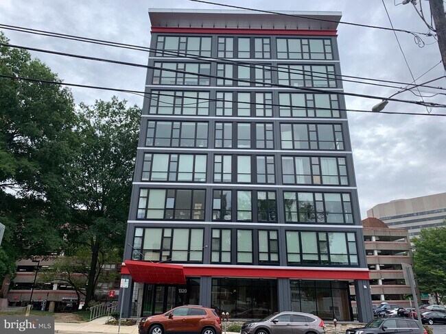 Building Photo - 1320 Fenwick Ln