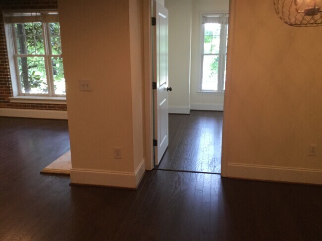 Foto del edificio - 825 Highland Ln NE