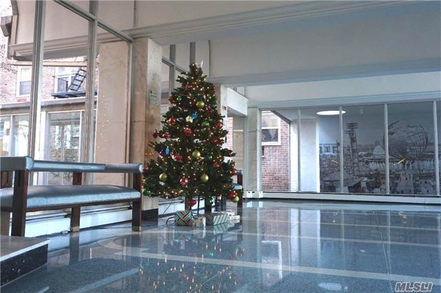 Foto del edificio - 54-44 Little Neck Pkwy