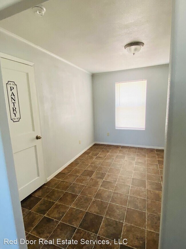 Building Photo - 3 br, 2 bath House - 606 Continental Dr.