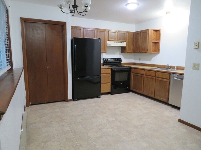 Building Photo - Centrally Located 2 Bedroom Lower Level Co...