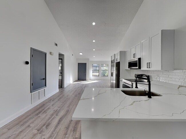 Building Photo - 9439 Lake Lotta Cir