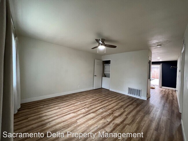 Building Photo - 2 br, 1 bath House - 6061 South Land Park Dr