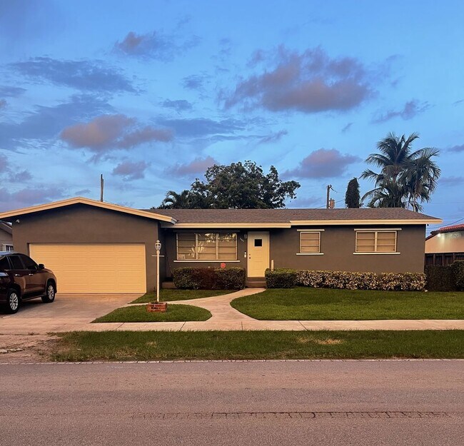 Beautiful renovated 3/2 home in Westchester - Beautiful renovated 3/2 home in Westchester