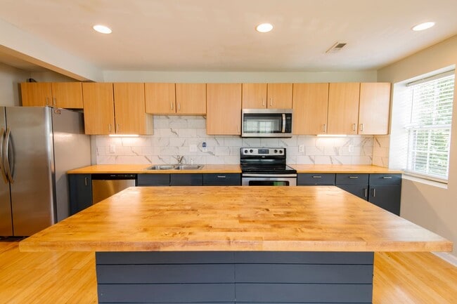 Building Photo - 3 Bedroom Home with Spacious Back yard Close to NCSU!