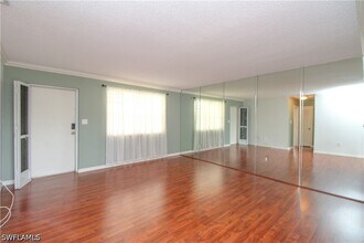 Building Photo - 729 Palm View Dr
