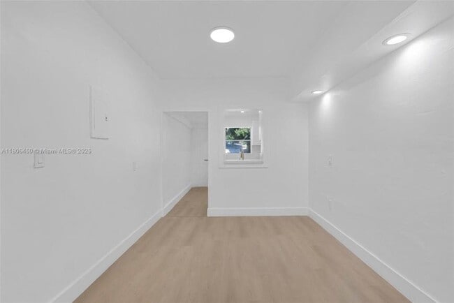 Building Photo - 2 bedroom in Miami FL 33161