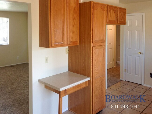 Building Photo - Exceptional Pet Friendly 5 Bedroom Home in...
