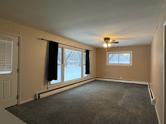 Foto del edificio - Charming 2-Bedroom Country Home with Garage Near Eau Claire