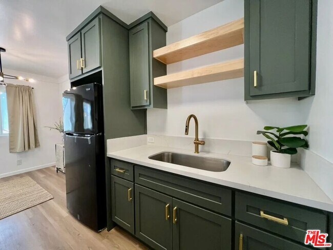 Foto del edificio - 5819 Carlton Way