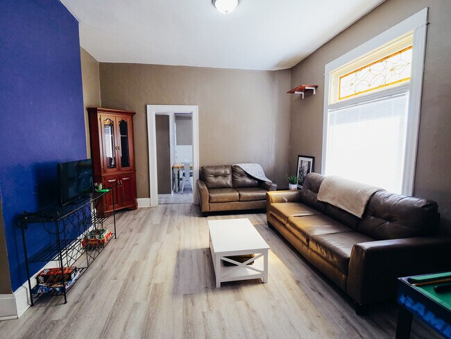 Building Photo - 2012 Wayland Ave