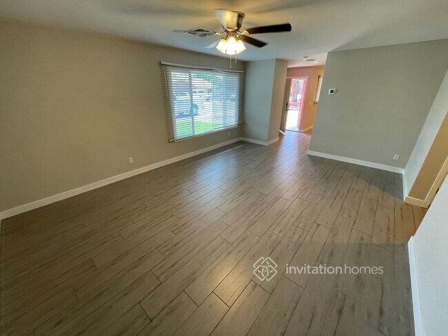 Building Photo - 5038 W Vista Ave