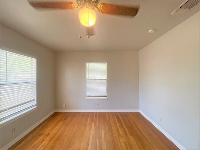 Building Photo - 1720 Justin Ln