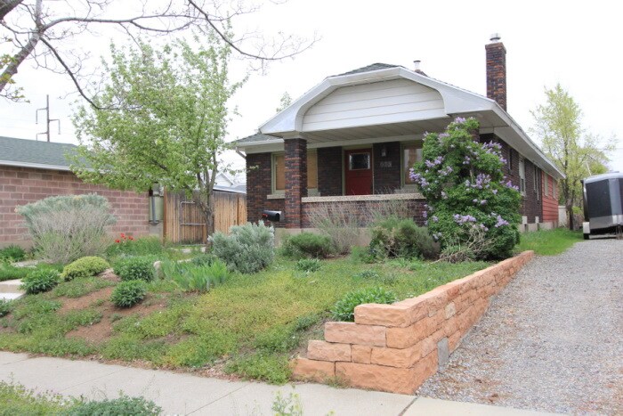 Front - 923 E Hollywood Ave