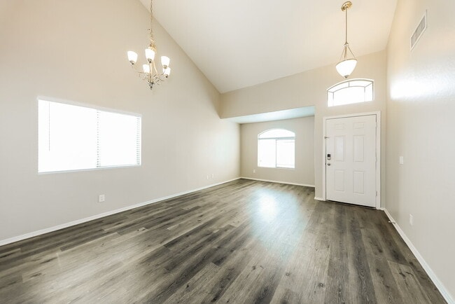 Building Photo - 3252 W Huntington Dr