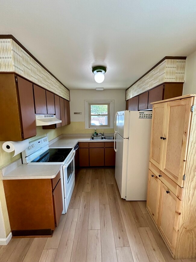 Kitchen - Electric stove, dishwasher, microwave and fridge included - 2832 S 11th Pl
