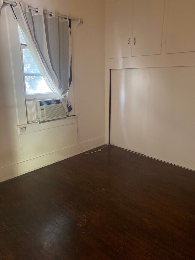 Small bedroom 9.5 by 10.6 - 653 N Mar Vista Ave