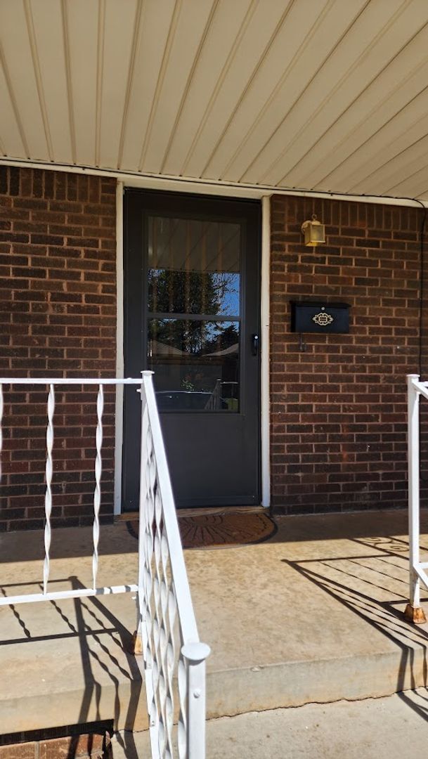 Building Photo - Darling 3 Bed 1.5 Bath 1 Car Garage in the...