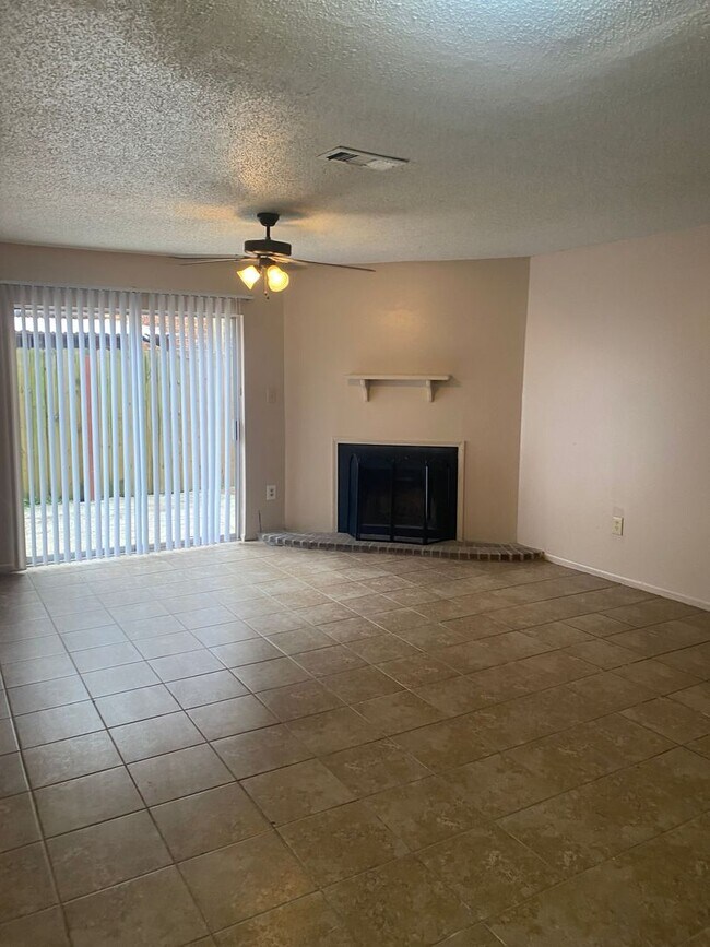 Foto del edificio - 2 bedroom 2 bath town home in a gated community
