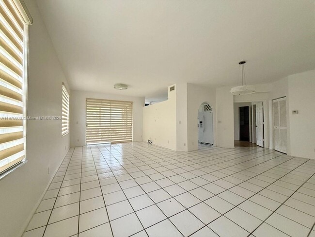 Building Photo - 8658 Vía Reale