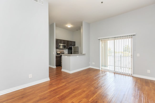 Living Room - Hollywood View Towers