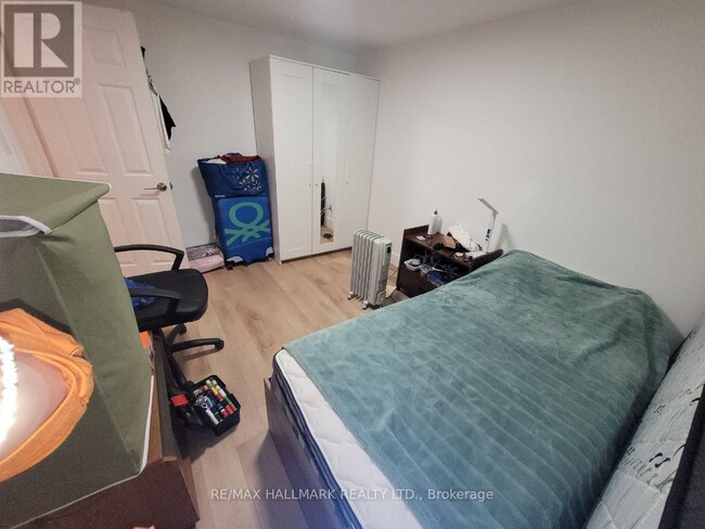 Building Photo - 439 Paliser Crescent S