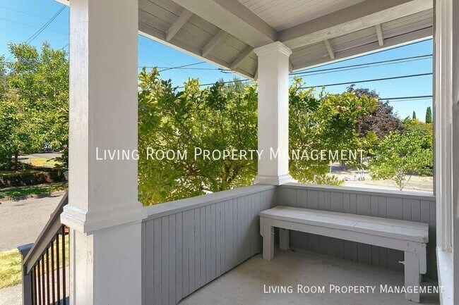 Building Photo - Two Bedroom Plus Office/Bonus Loft Bungalo...