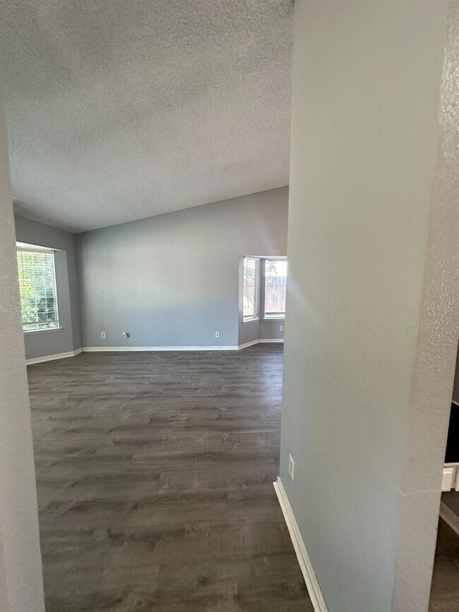 Building Photo - 1526 E Niles Ave