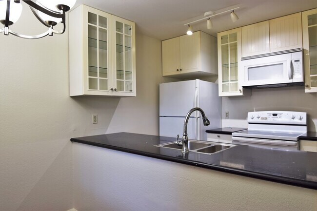 Building Photo - Two Bedroom Quiet Complex Near NPS