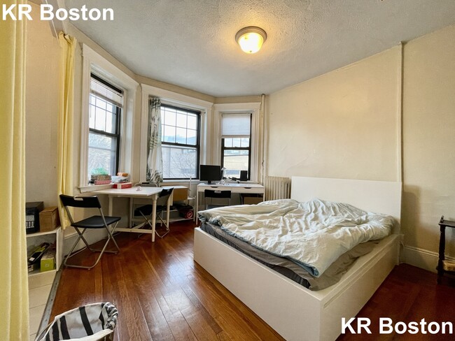Building Photo - 216 Hemenway St
