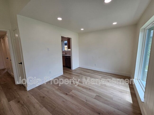 Building Photo - 1725 R Avenue