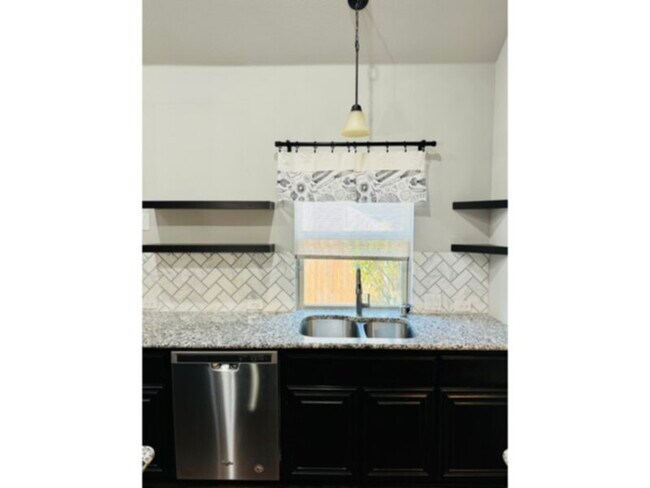 Building Photo - ****4 BEDROOM IN PLANO***