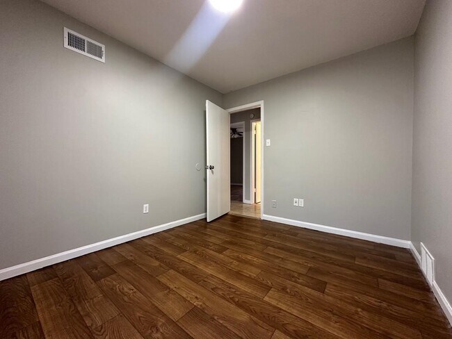 Foto del edificio - 5207 Breckenwood Dr