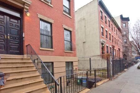 Building Photo - 45 W 126th St