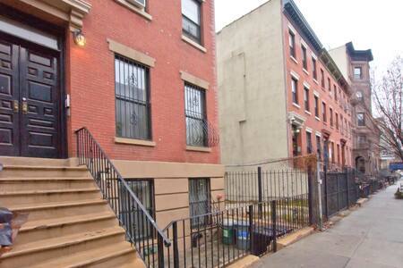 Foto del edificio - 45 W 126th St