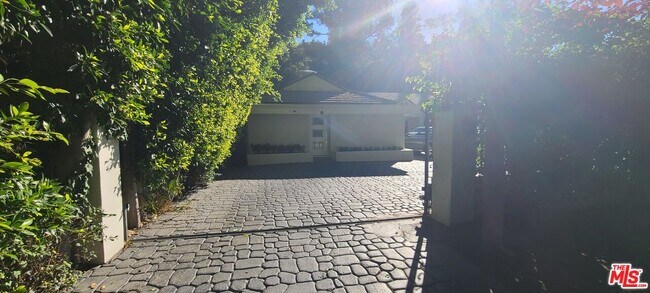 Foto del edificio - 1258-1258 Coldwater Canyon Dr