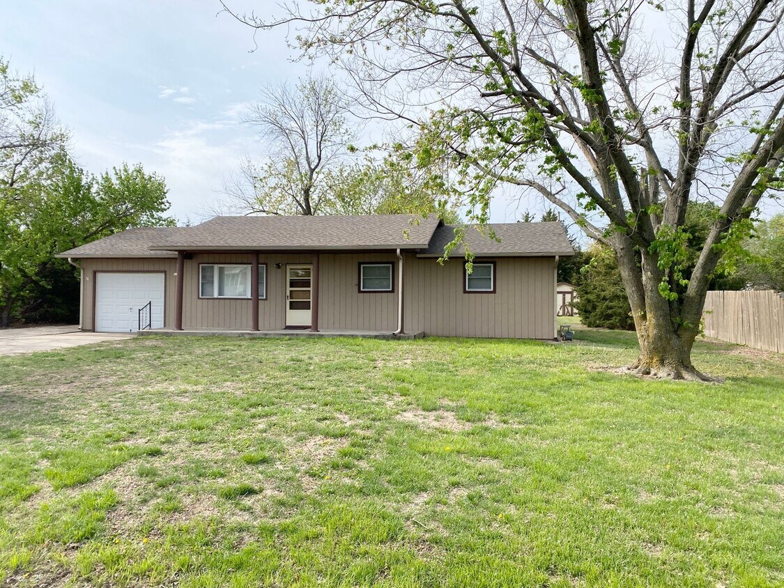 Primary Photo - 3 Bed 1 Bath with Attached Garage