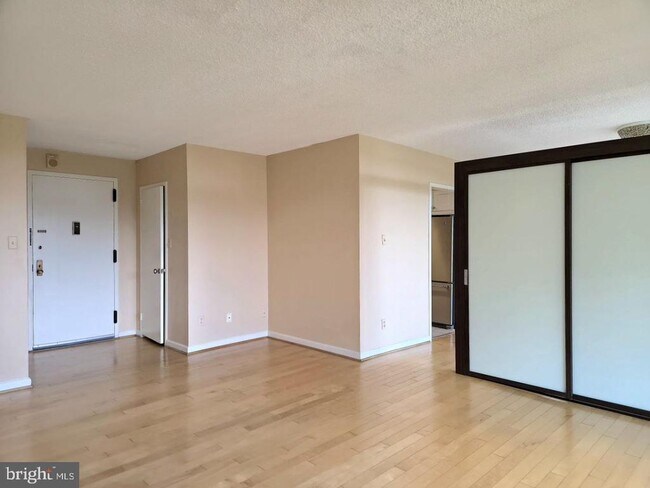 Foto del edificio - 5225 Pooks Hill Rd