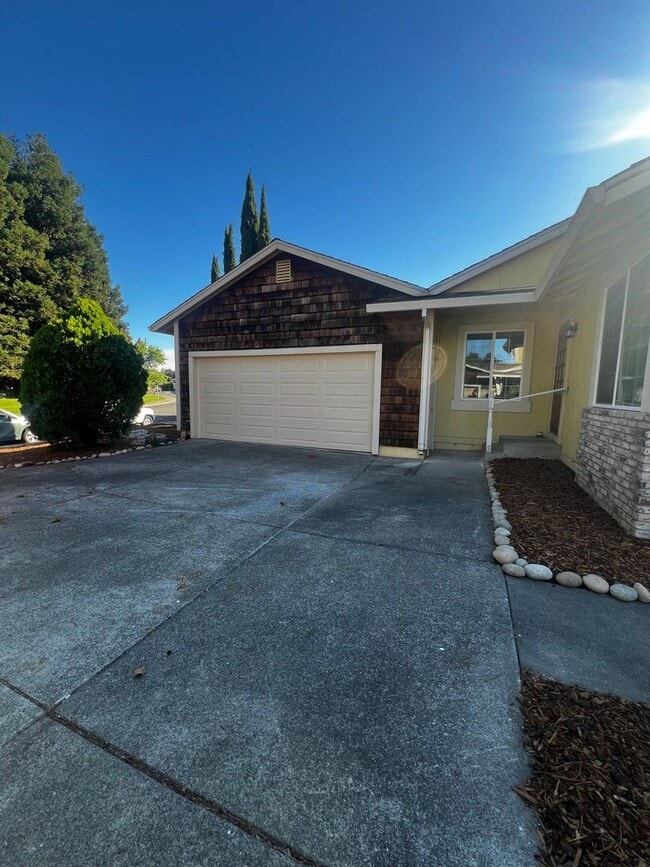 Building Photo - 3 Bedroom/2 Bathroom Single Story Home In ...