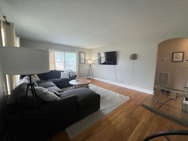 Foto del edificio - Fully furnished 1 bed and 1 bath duplex al...