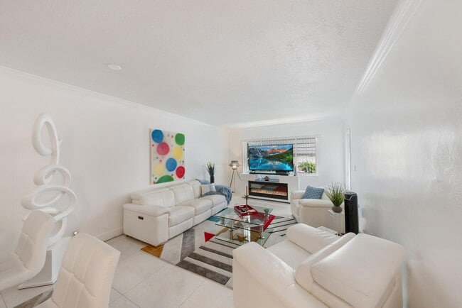 Building Photo - 2581 Garden Dr N