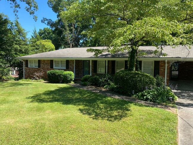Renovated Brick Ranch in Oak Grove School District - Convenient to Emory & CDC - Renovated Brick Ranch in Oak Grove School District - Convenient to Emory & CDC House