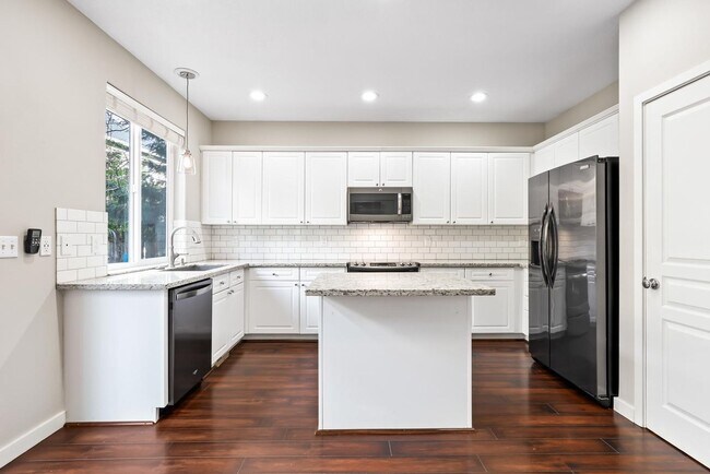 Foto del edificio - LIKE NEW! Remodeled Beaverton Home Close t...