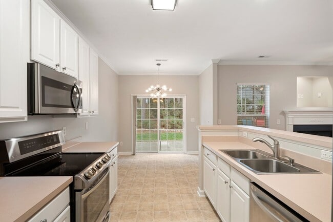 Foto del edificio - Spacious NW Raleigh Home with Fenced Yard