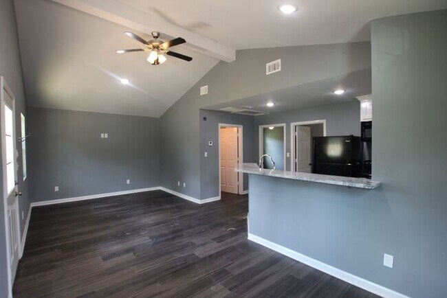 Building Photo - Self Tour Today! 1 bedroom, 1 bath + STUDY...