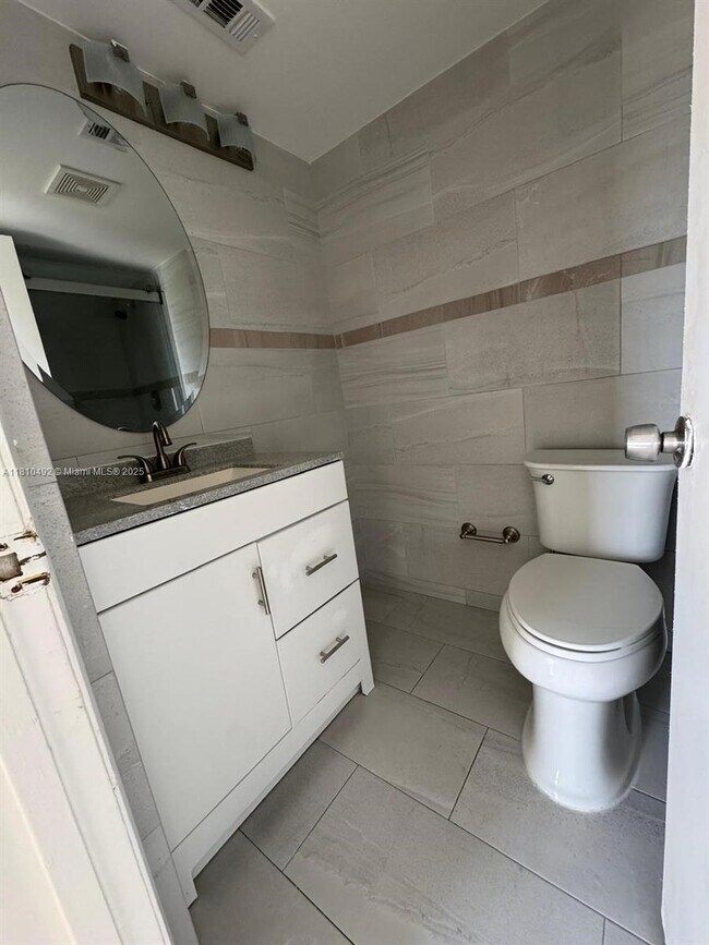 Foto del edificio - 8610 N Sherman Cir